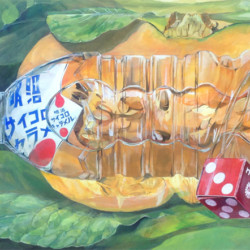東京藝術大学工芸科 平面構成
モチーフ:サイコロキャラメル、ペットボトル、南瓜、青梗菜
(在校生徒作品)
【講師コメント】
ペットボトル越しのモチーフの観察がしっかりされており、透明感を感じます。
青梗菜の特徴である葉の付け根が、みえてくると青梗菜とよりわかり、良いでしょう。
出題された、モチーフの特徴をとらえる事は大切です。
